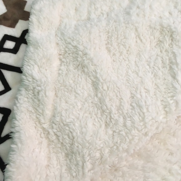 White geometric spanish tile print throw 50x60” - Picture 4 of 8